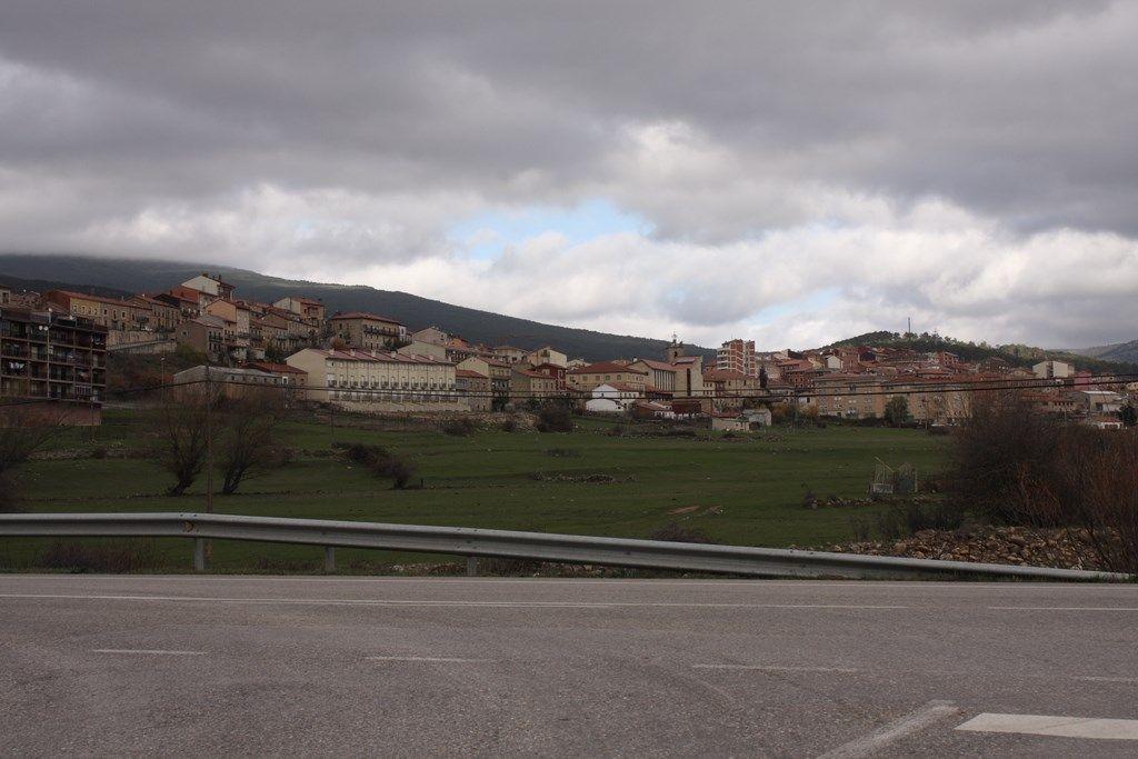 Fotografía de Quintanar de la Sierra desde una carretera